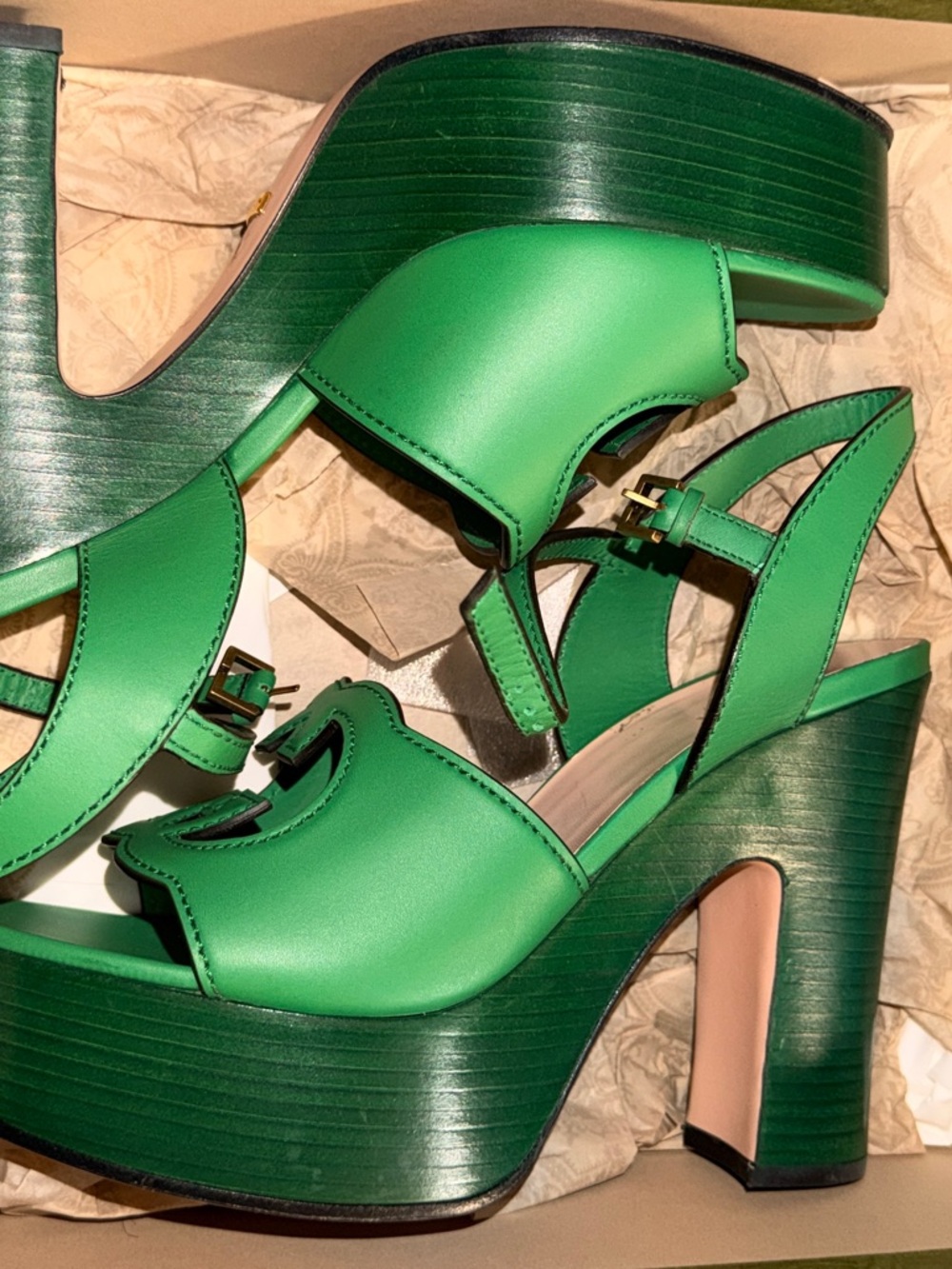 Gucci Interlocking GG Green Leather Slingback Sandals with Logo Cutout - Picture 4 of 5